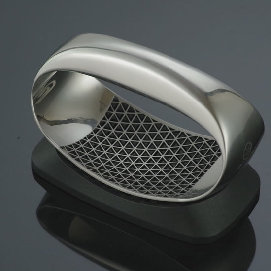 Garlic Rocker Pro demo: crushing garlic with the rocker