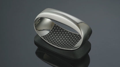 Garlic Rocker Pro demo: crushing garlic with the rocker