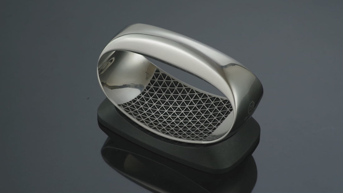 Garlic Rocker Pro demo: crushing garlic with the rocker