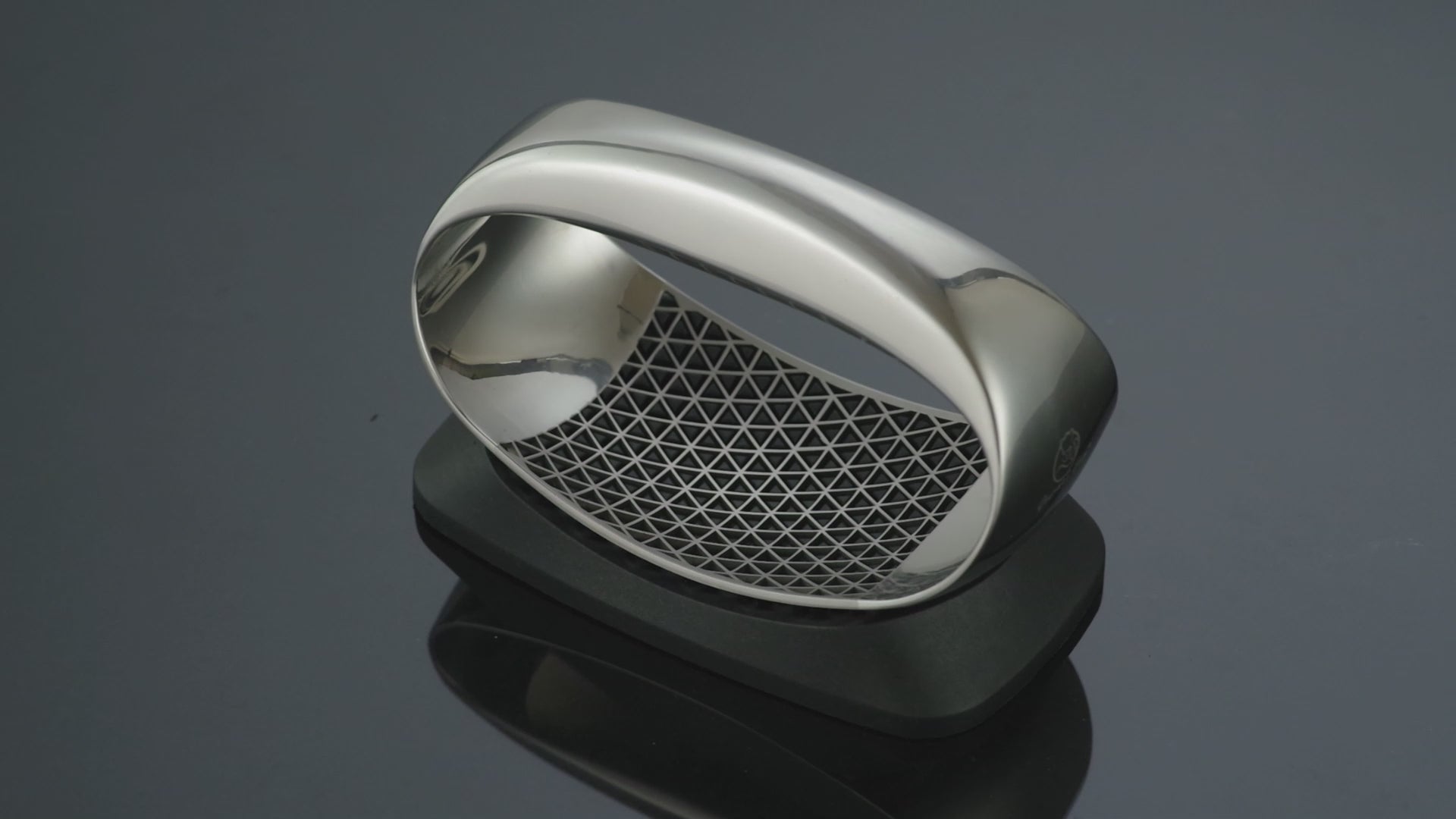 Garlic Rocker Pro demo: crushing garlic with the rocker