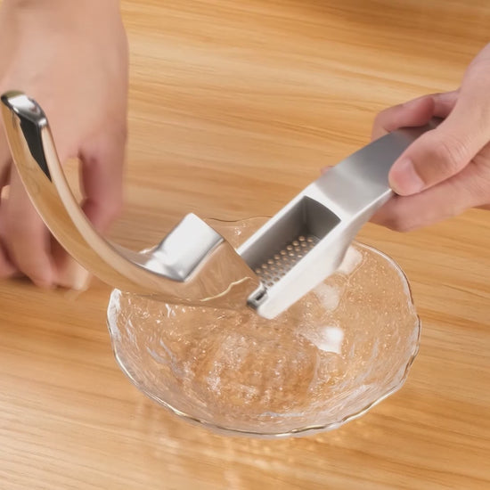 Garlic Easy demo: mincing cloves in one press