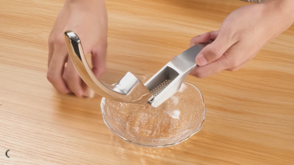 Garlic Easy demo: mincing cloves in one press