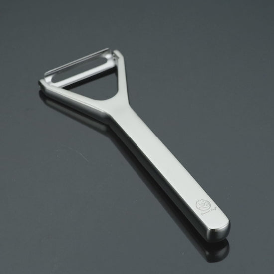 Y Peeler Deluxe demo: taking a thin, even peel