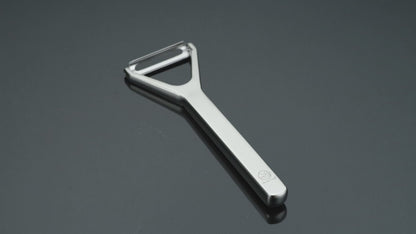Y Peeler Deluxe demo: taking a thin, even peel