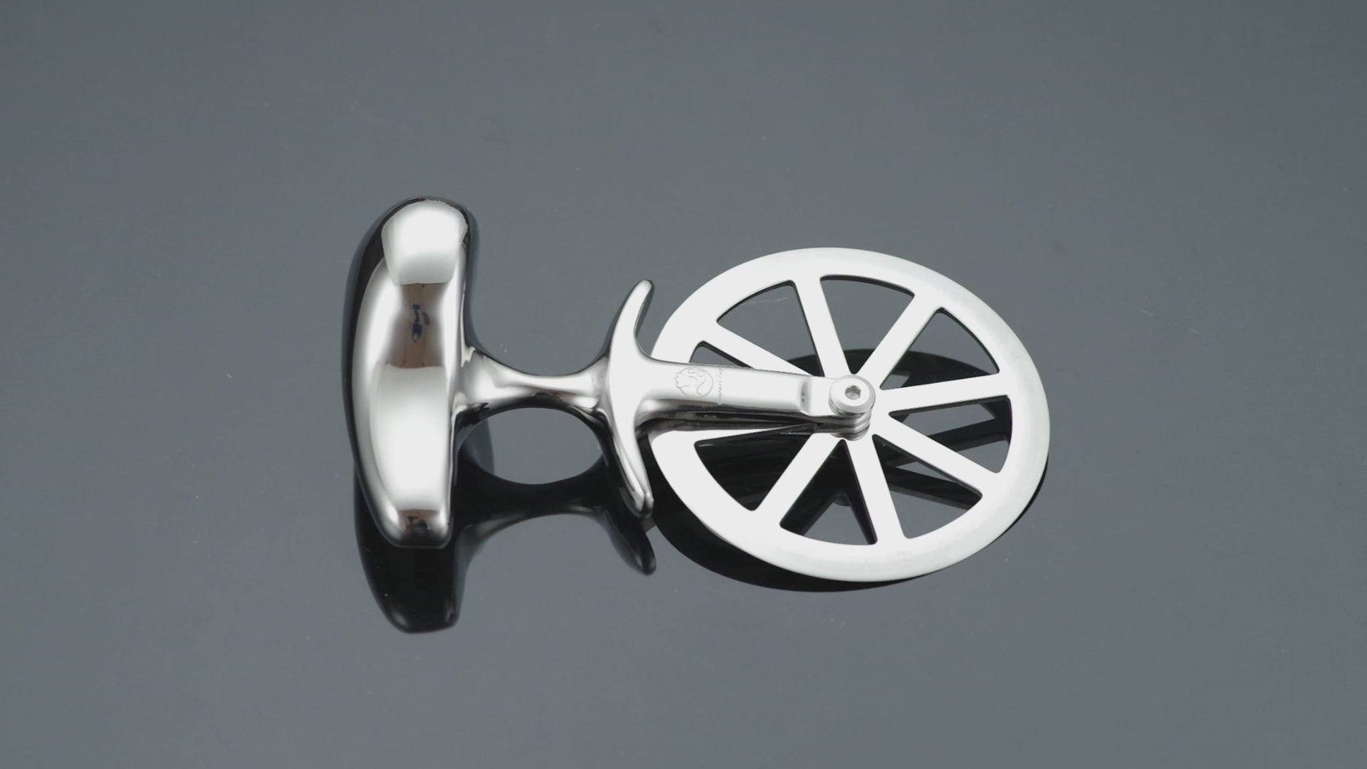 Pizza Cutter demo: slicing a loaded pizza in one pass