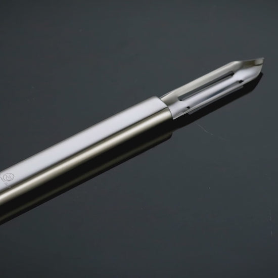 I Peeler Deluxe demo: peeling with a solid one-piece handle