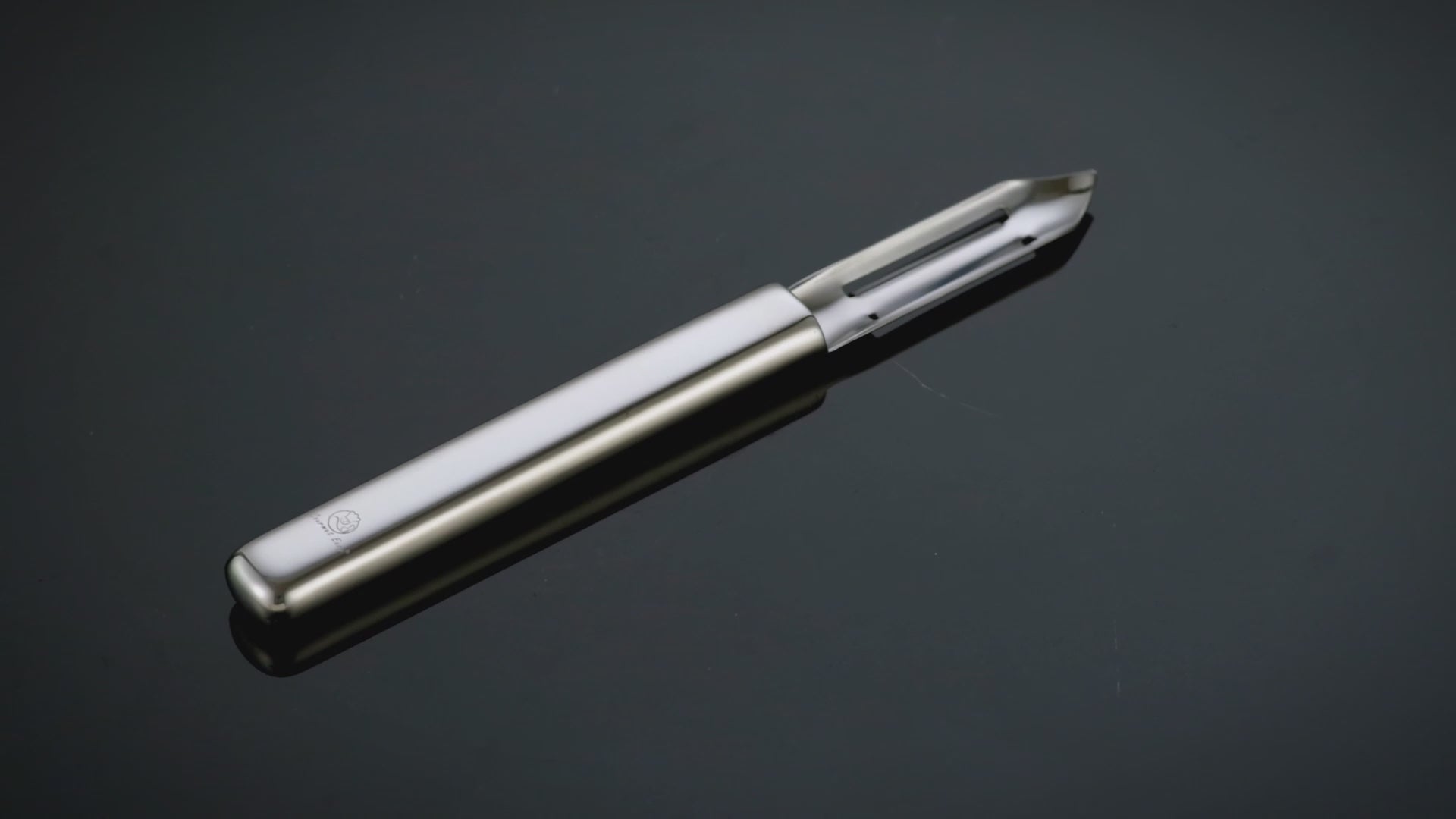 I Peeler Deluxe demo: peeling with a solid one-piece handle