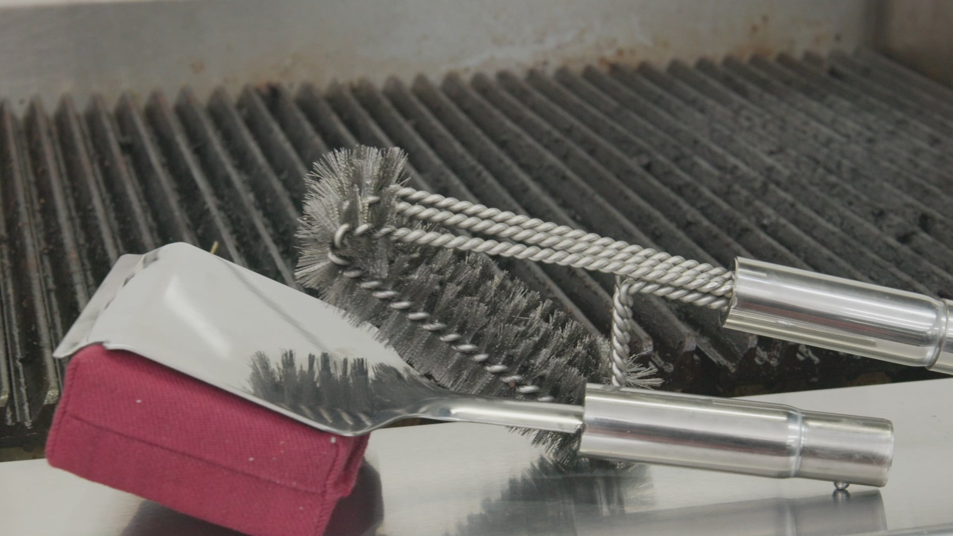 BBQ Cleaning Brush Combo demo: swapping attachments